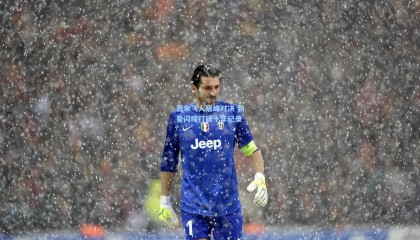 mk体育-百米飞人巅峰对决 新星闪耀打破十年纪录